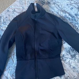 COPY - Lululemon black jacket crop , hits the waist size 4